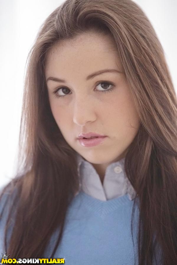 16P Lola Foxx, jolie écolière latina, dévoile ses courbes séduisantes.