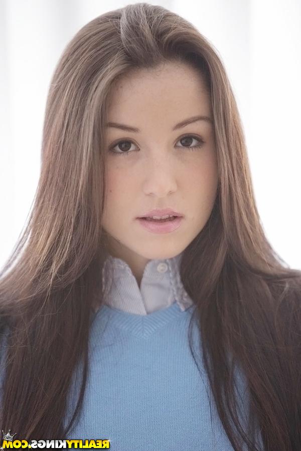 16P Lola Foxx, jolie écolière latina, dévoile ses courbes séduisantes.