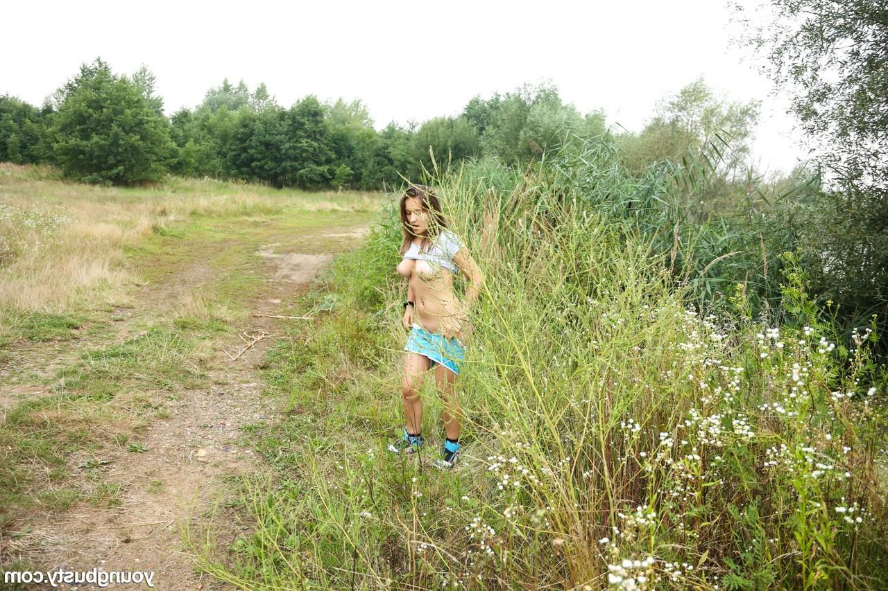 20P La joven morena Adelle muestra sus grandes tetas y se frota el manguito al aire libre
