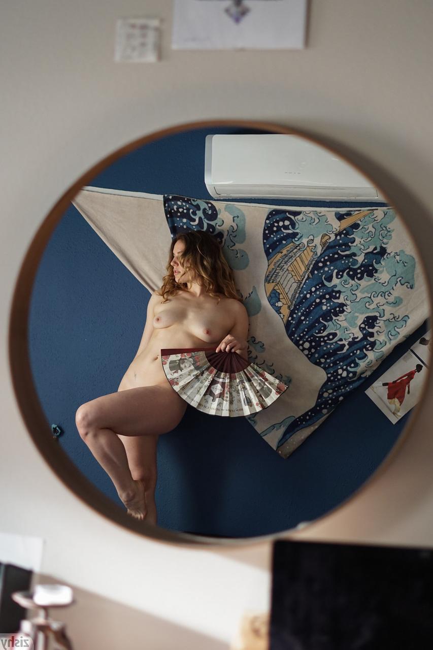 13P Adolescente doce e magra com bunda firme e peitos lindos mostra seu corpo em quarentena