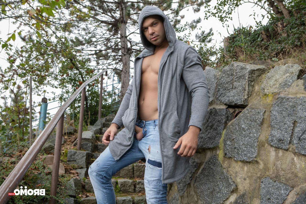 20P Der muskulöse Schwule Denny Chris genießt Hardcore-Analsex mit einem heißen Schnuckel