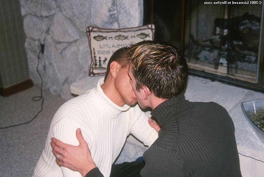 20P Compañeros de cuarto gay disfrutan de intenso sexo estilo perrito protegido junto a la chimenea