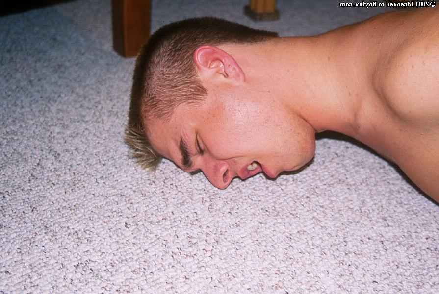 20P Compañeros de cuarto gay disfrutan de intenso sexo estilo perrito protegido junto a la chimenea