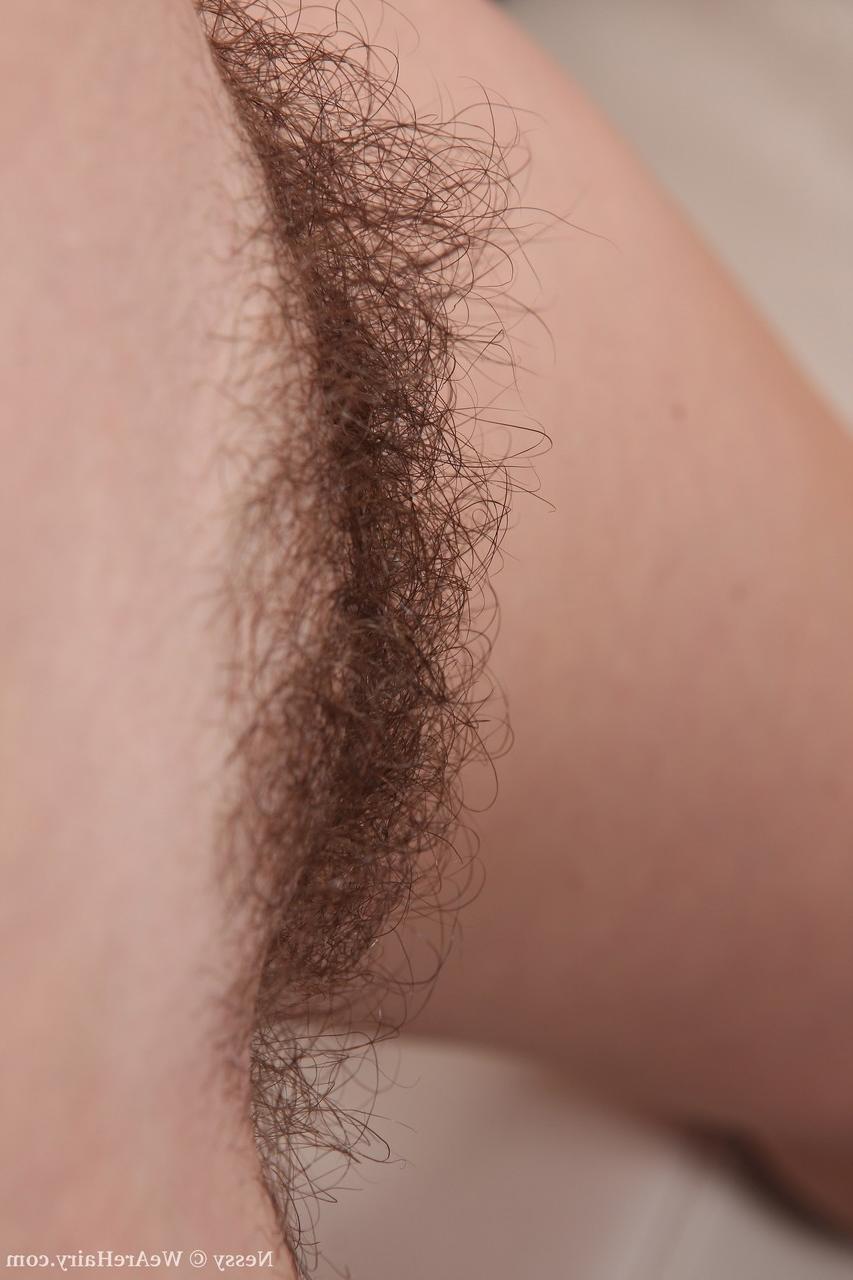 20P Nessy, une amatrice en sous-vêtements en dentelle, exhibe son manchon poilu de près.