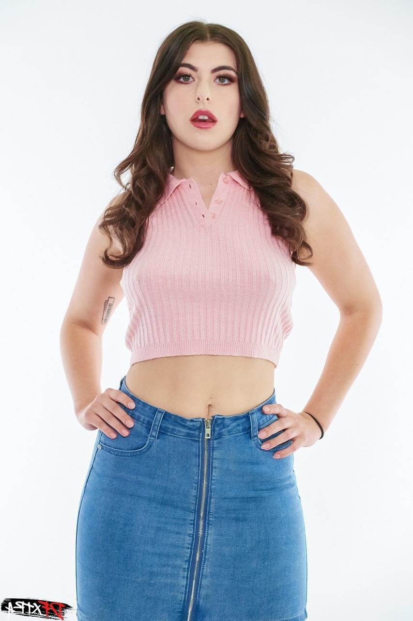 15P Das britische Mädchen Gal Ritchie hat gleichzeitig Sex mit großen weißen und schwarzen Schwänzen