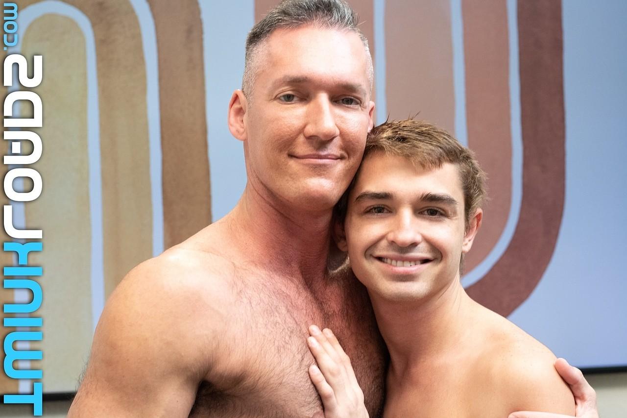 15P Le minet ludique Grayson Lange se filme en train de baiser Silver Steele, un mec gay plus âgé