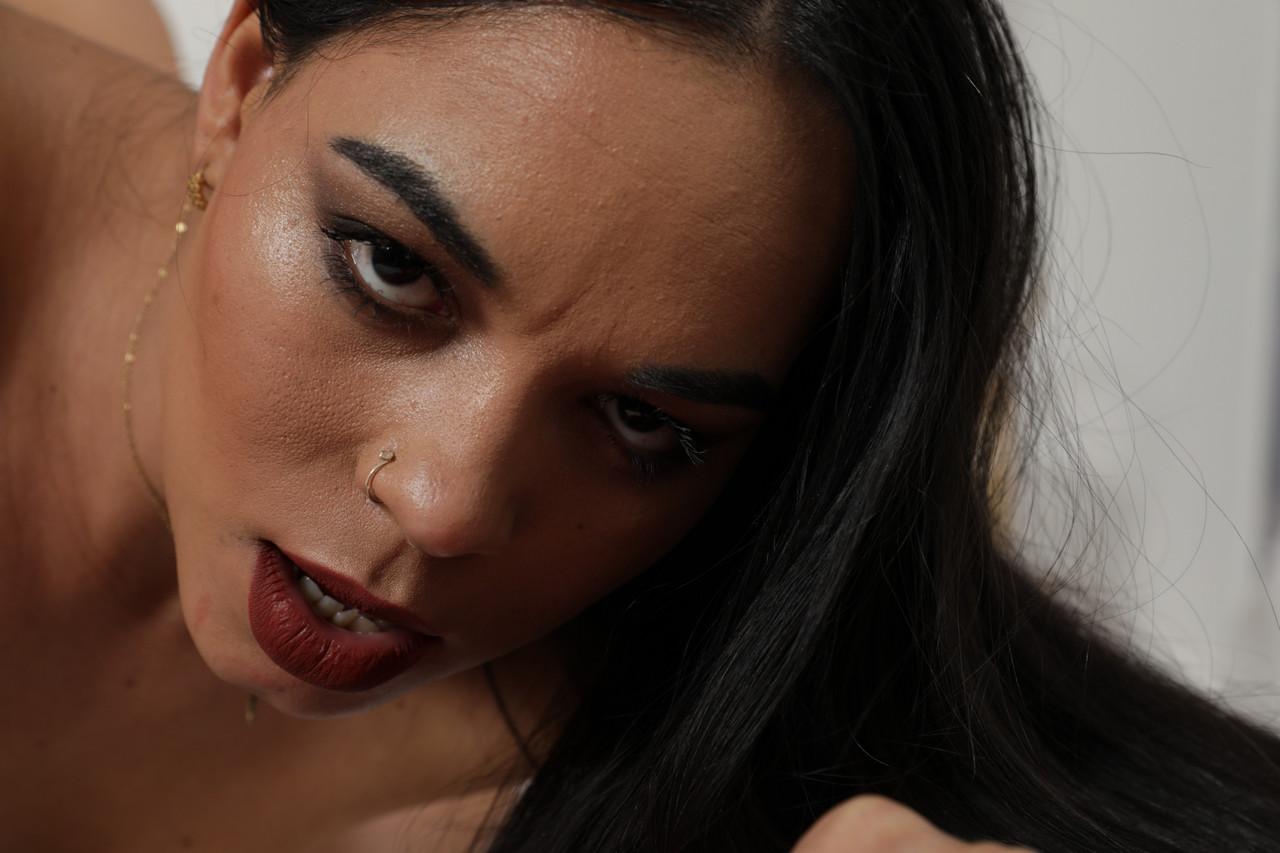 20P As lésbicas curvilíneas Kim Hot e Moona tiram a roupa e fazem xixi uma na outra
