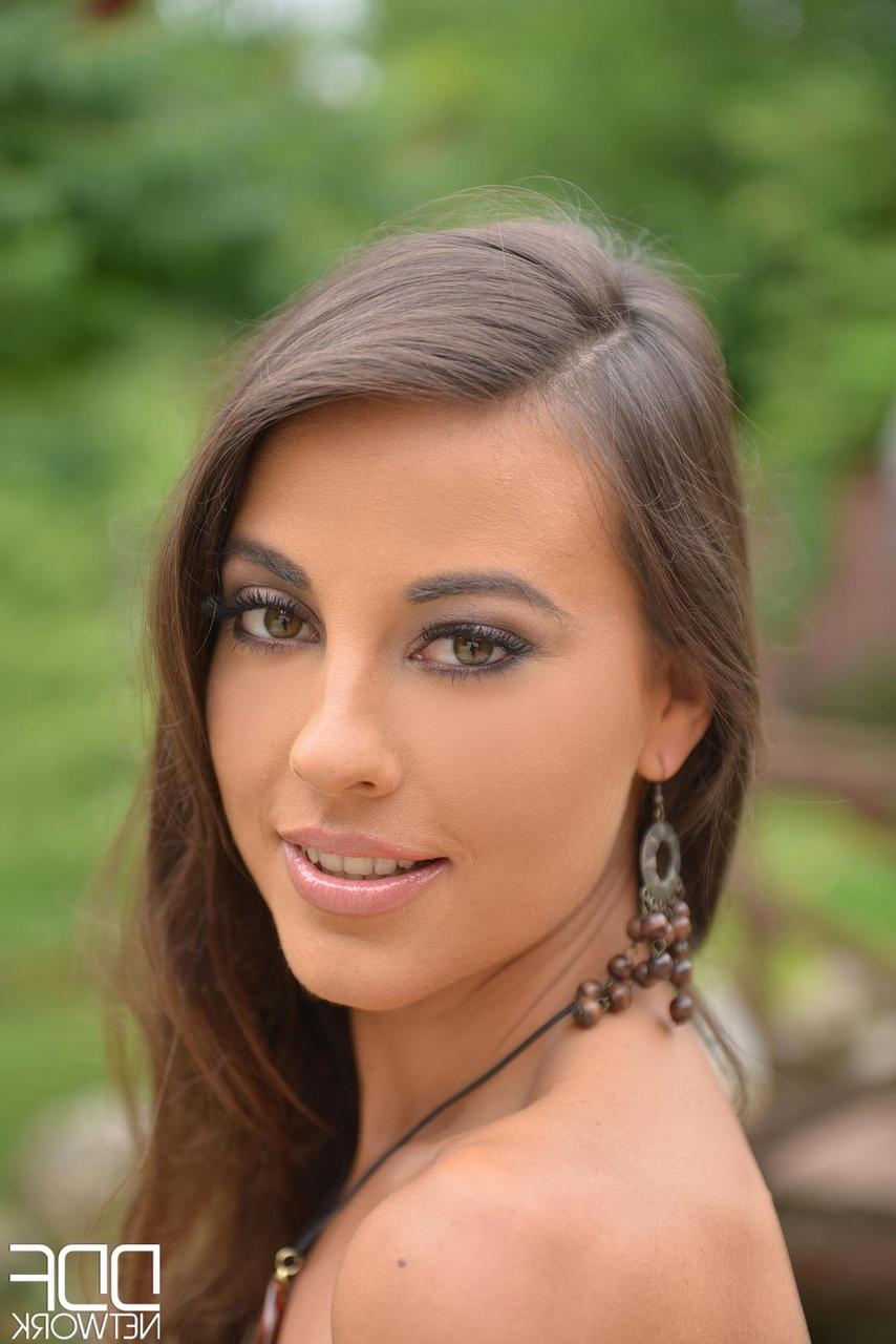 20P La brune latine Lorena dévoile ses seins et ses doigts et joue avec sa chatte en plein air.