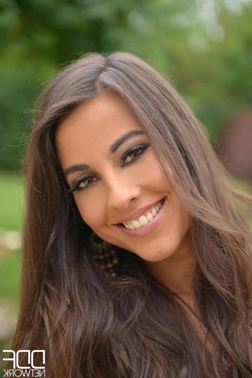 20P La brune latine Lorena dévoile ses seins et ses doigts et joue avec sa chatte en plein air.