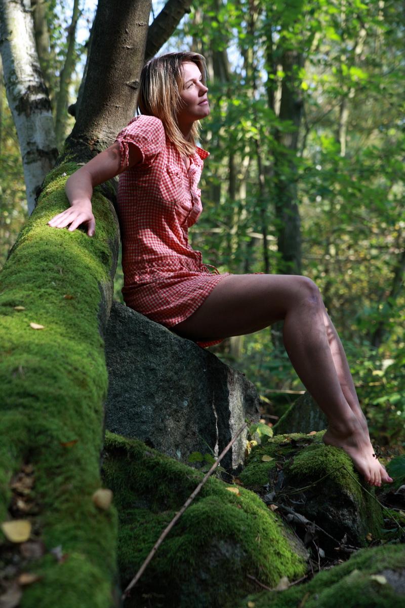 20P Jovem e seu namorado fazem sexo em pedras cobertas de musgo em uma floresta