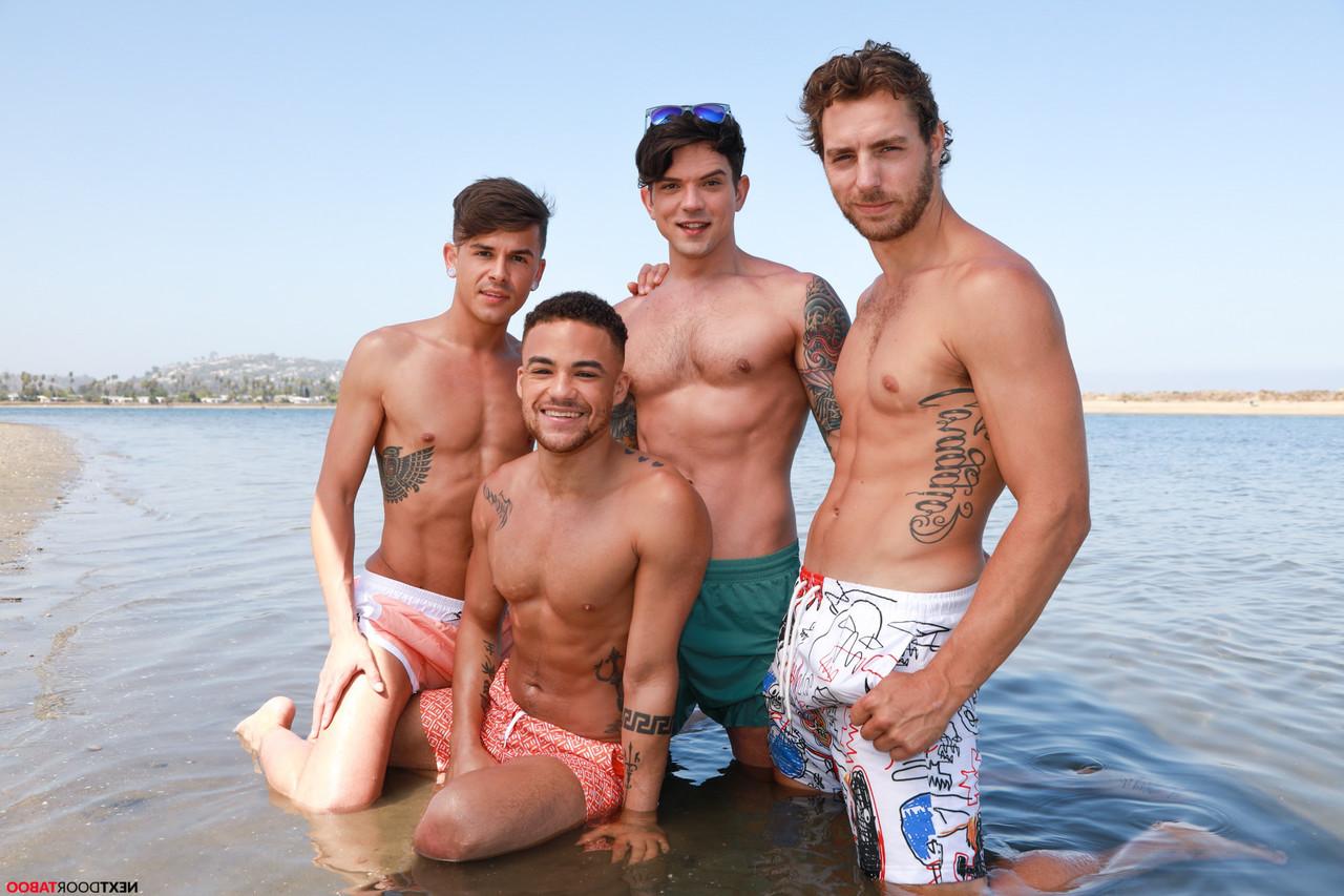 20P Quatro garanhões gays posam ao ar livre antes de Carter Woods e Beaux Banks transarem em uma cama