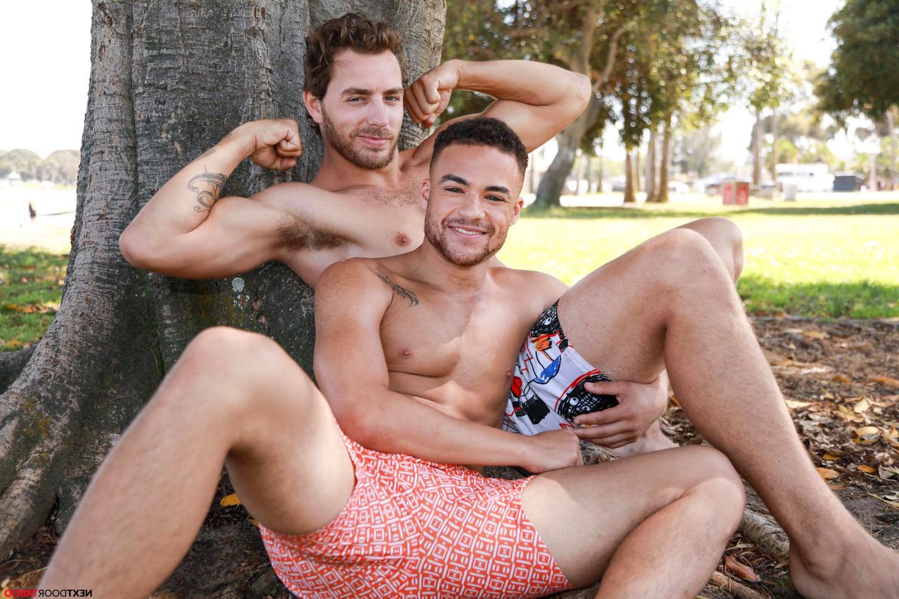 20P Quatro garanhões gays posam ao ar livre antes de Carter Woods e Beaux Banks transarem em uma cama