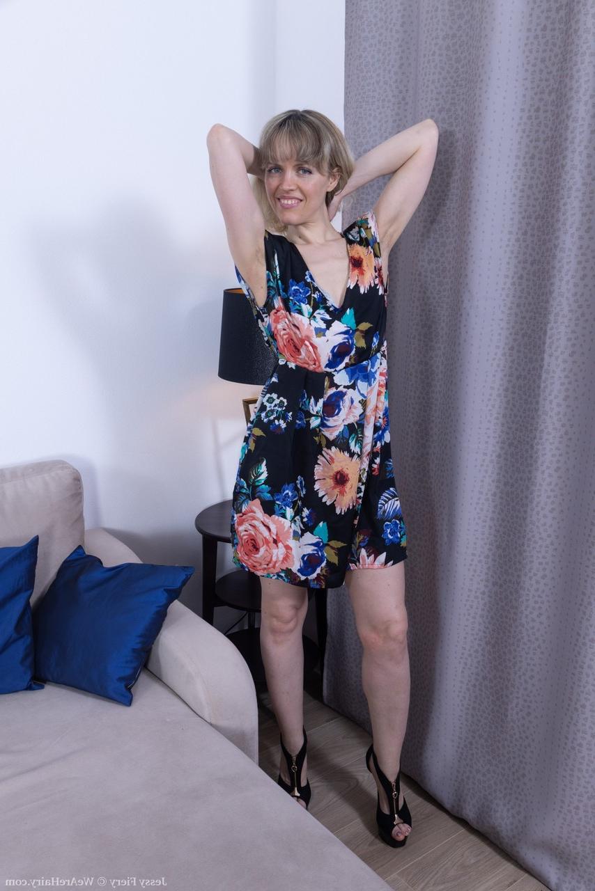 20P Die sexy amerikanische Amateurin Jessy Fiery spielt auf dem Sofa mit ihrer superpelzigen Muschi