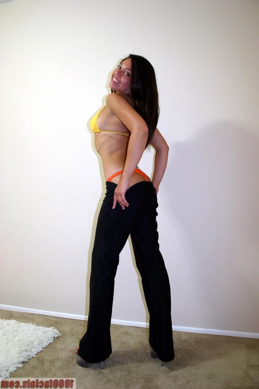 20P La MILF amateur Shawna Edwards mama una polla palpitante y recibe un enorme facial