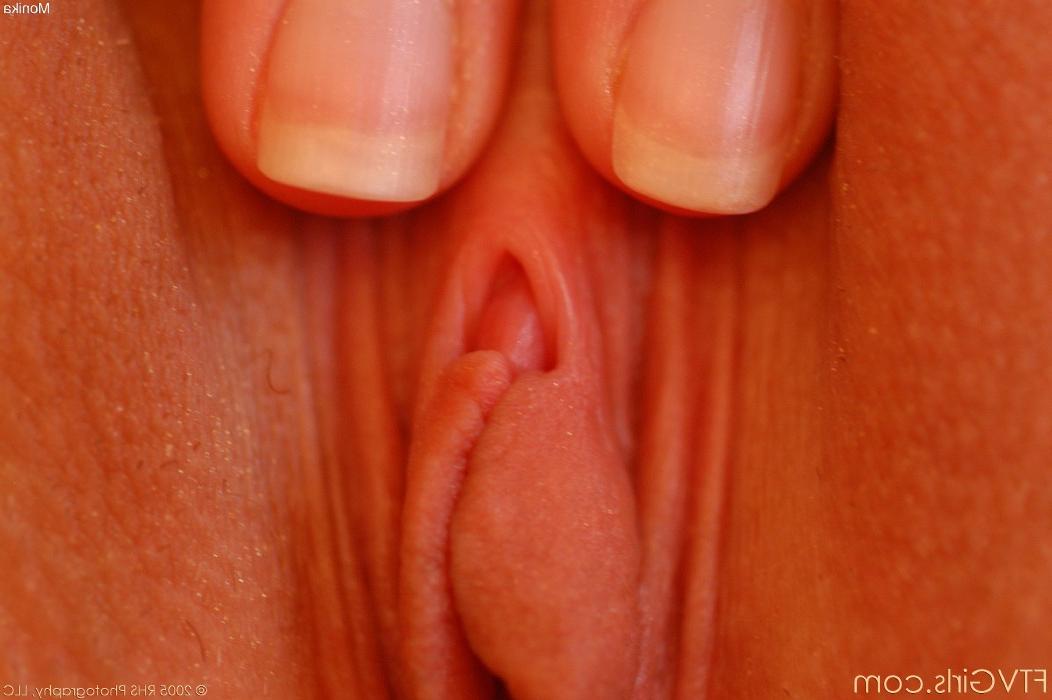 17P Rubia descalza ahueca sus firmes tetas antes de primeros planos abiertos de la vagina