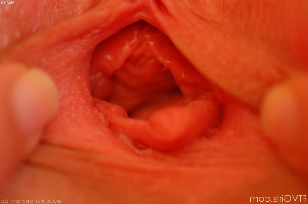 17P Rubia descalza ahueca sus firmes tetas antes de primeros planos abiertos de la vagina