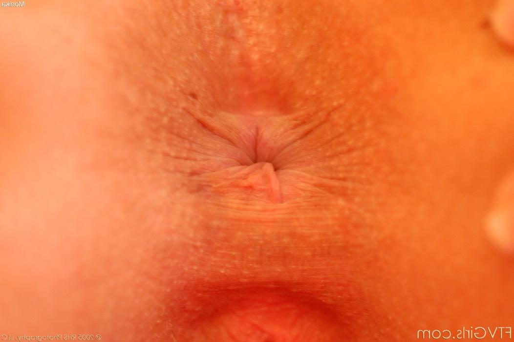 17P Rubia descalza ahueca sus firmes tetas antes de primeros planos abiertos de la vagina
