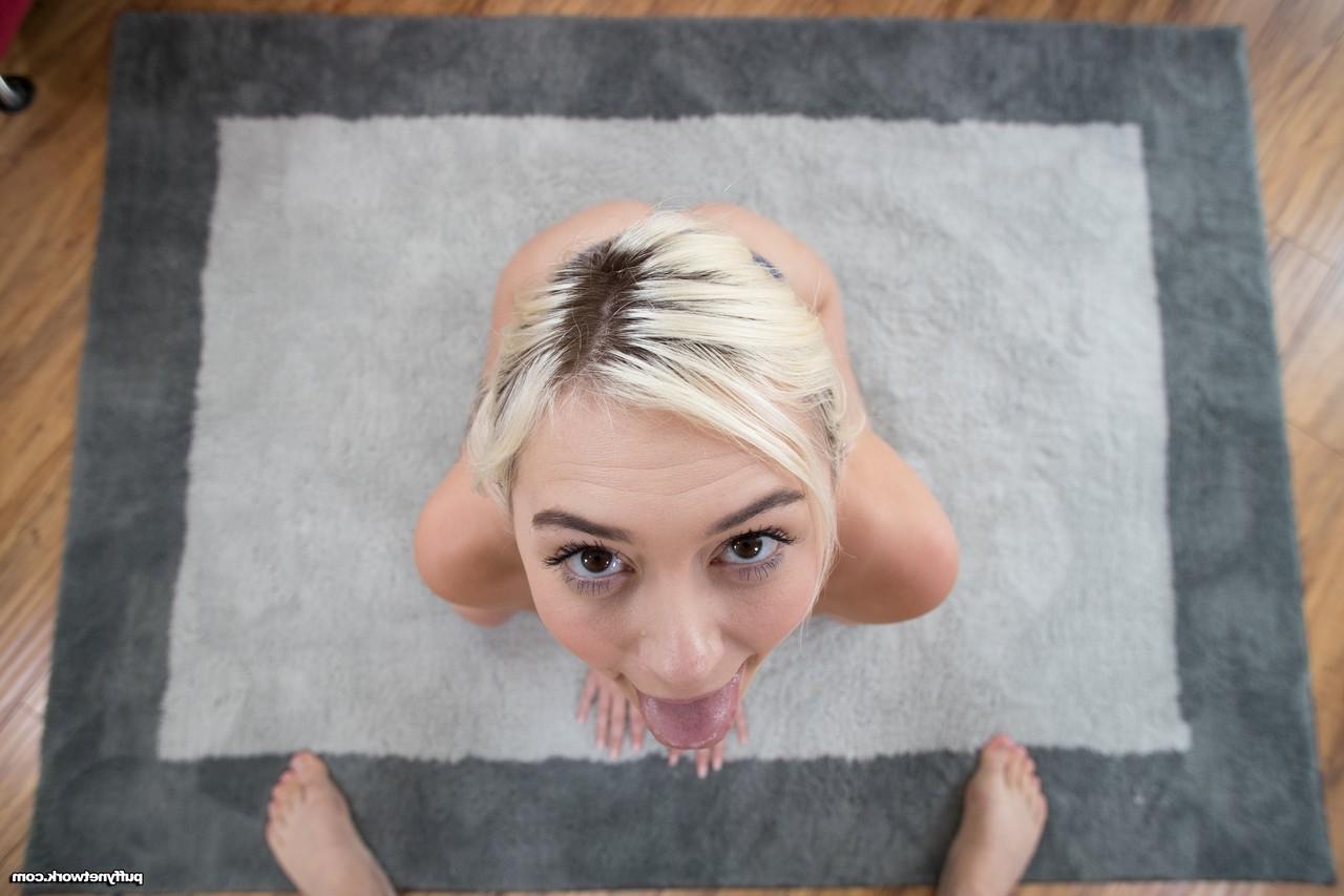 15P A adolescente loira magra Chloe Temple sopra um pau grande no modo POV