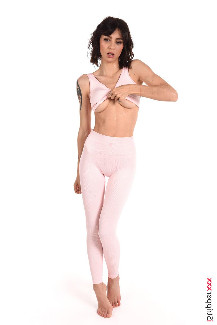 15P La mujer latina descalza sasha meow se quita la ropa de entrenamiento de spandex para desnudarse