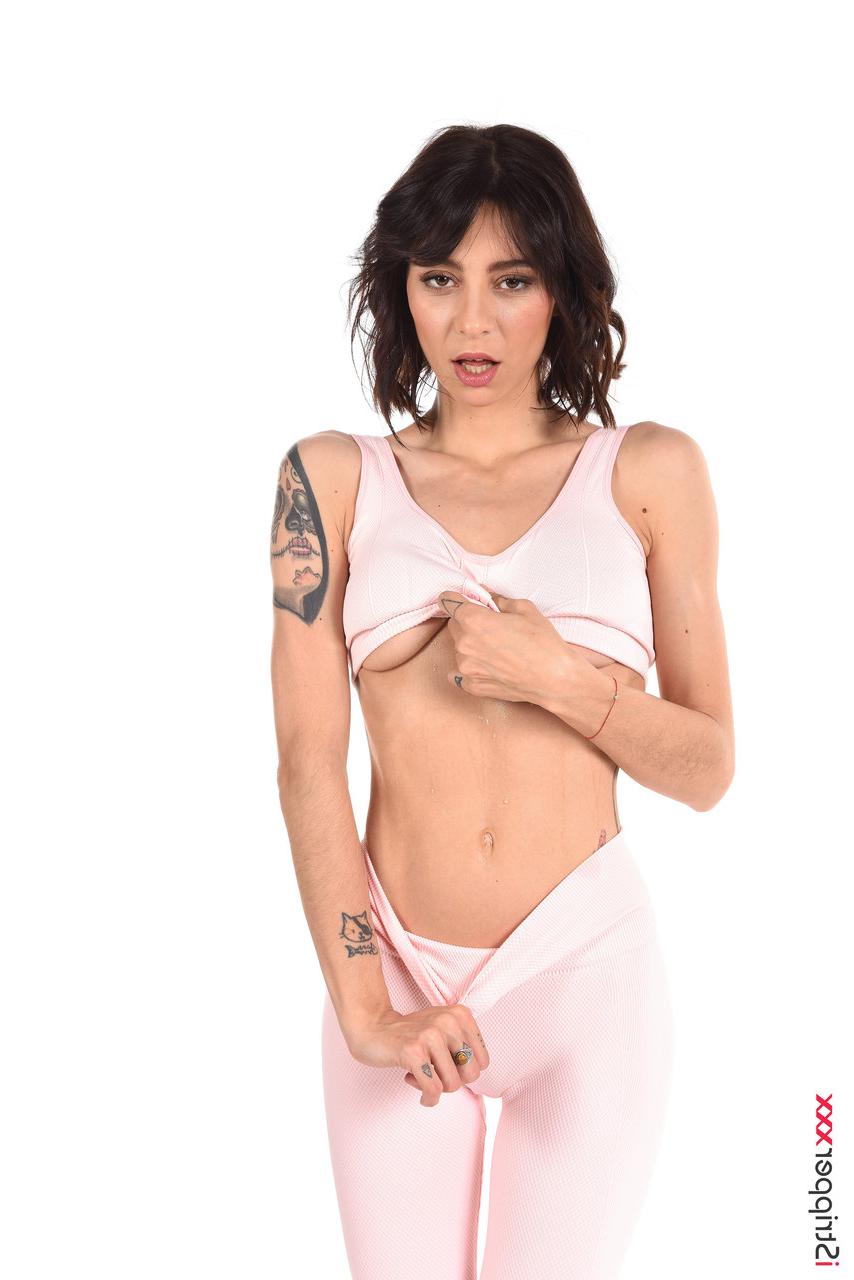 15P La mujer latina descalza sasha meow se quita la ropa de entrenamiento de spandex para desnudarse