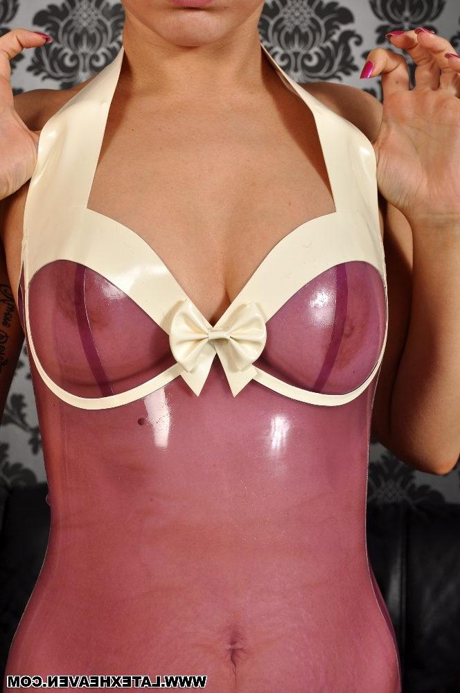 12P Chica sola con pelo corto y rojo modela ropa de látex transparente y medias de látex también