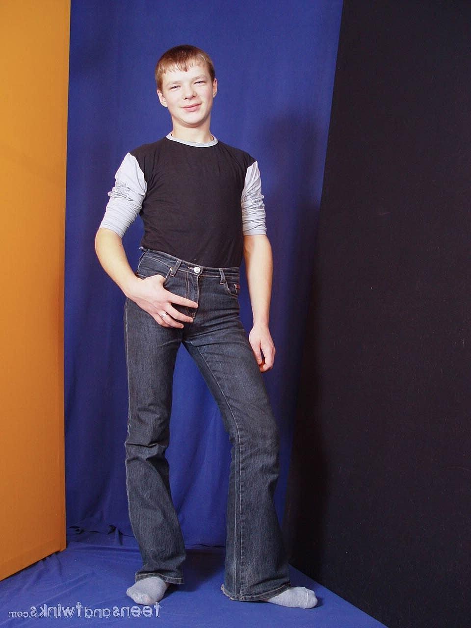 20P Twink gostoso fica nu e mostra seu grande saque e suas bolas sugáveis