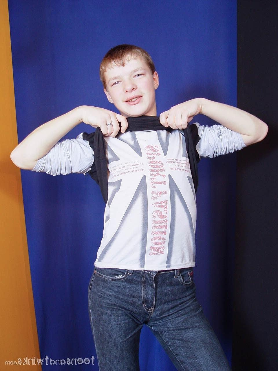 20P Twink gostoso fica nu e mostra seu grande saque e suas bolas sugáveis