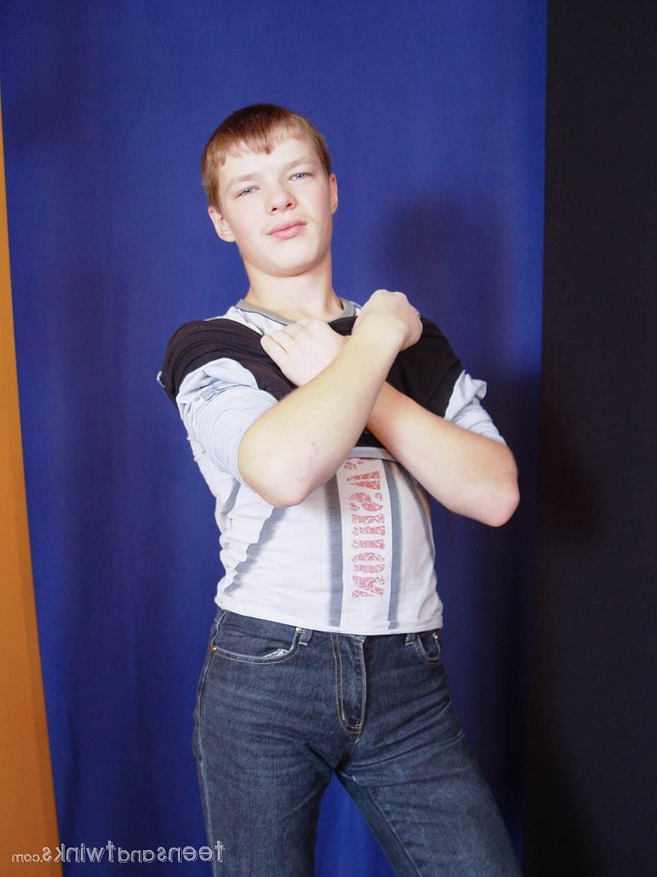20P Twink gostoso fica nu e mostra seu grande saque e suas bolas sugáveis