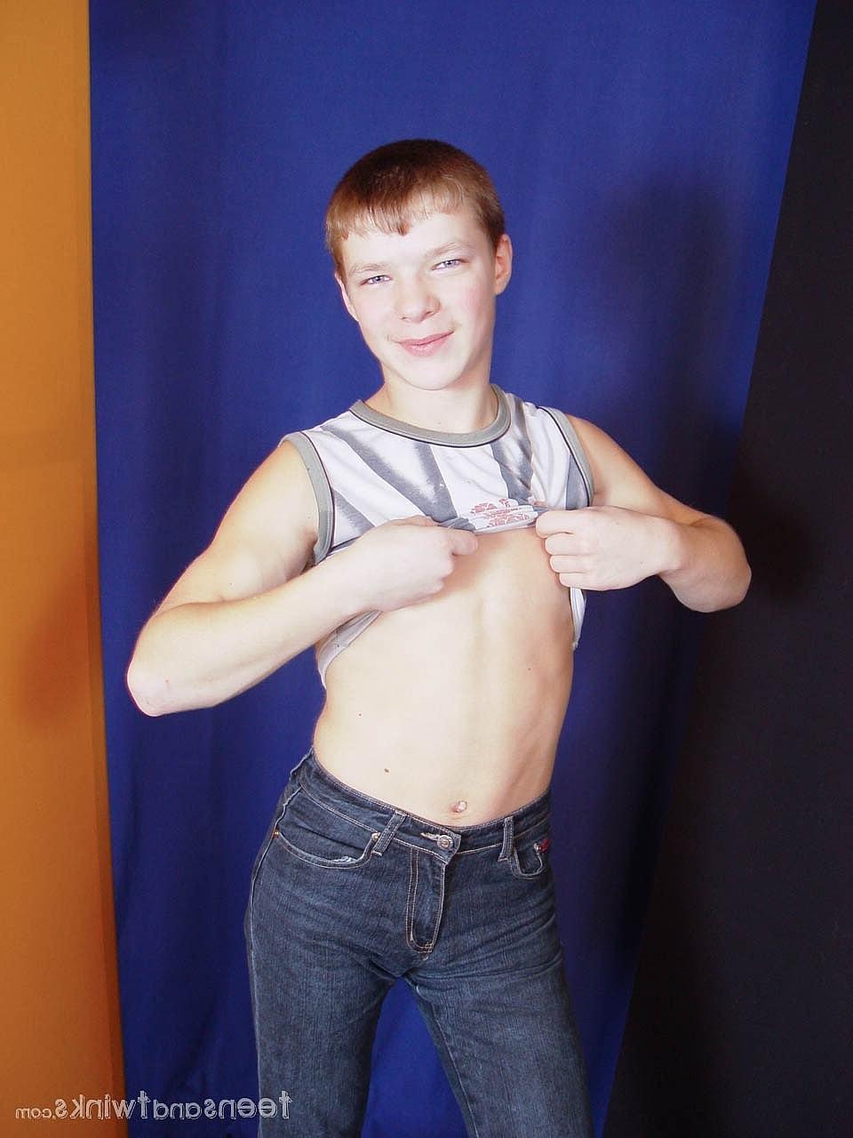 20P Twink gostoso fica nu e mostra seu grande saque e suas bolas sugáveis