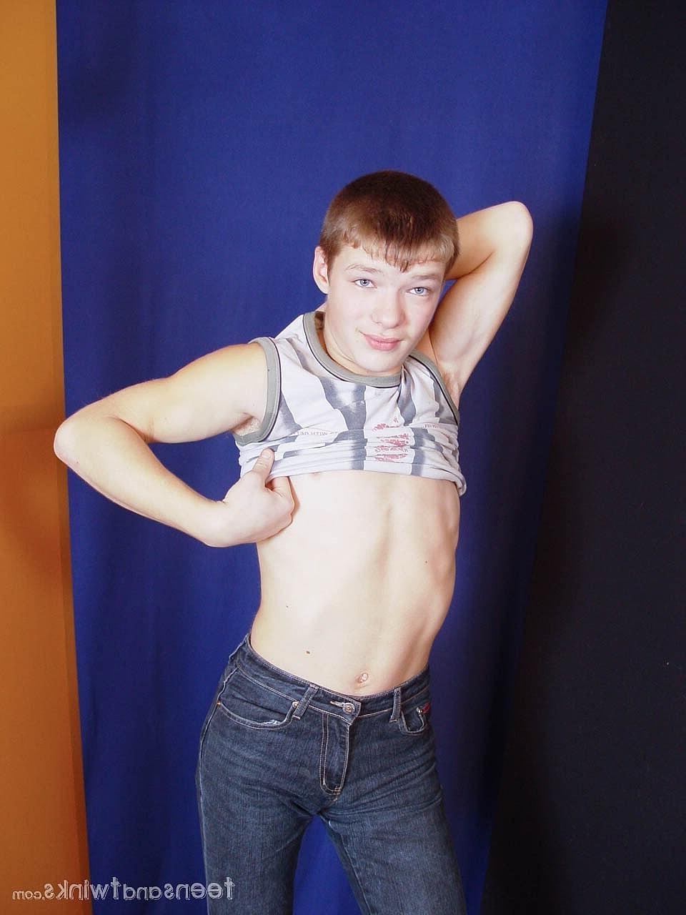 20P Twink gostoso fica nu e mostra seu grande saque e suas bolas sugáveis