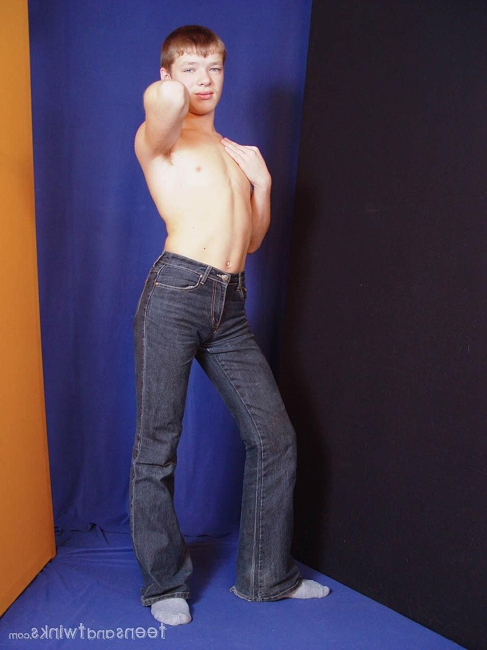 20P Twink gostoso fica nu e mostra seu grande saque e suas bolas sugáveis