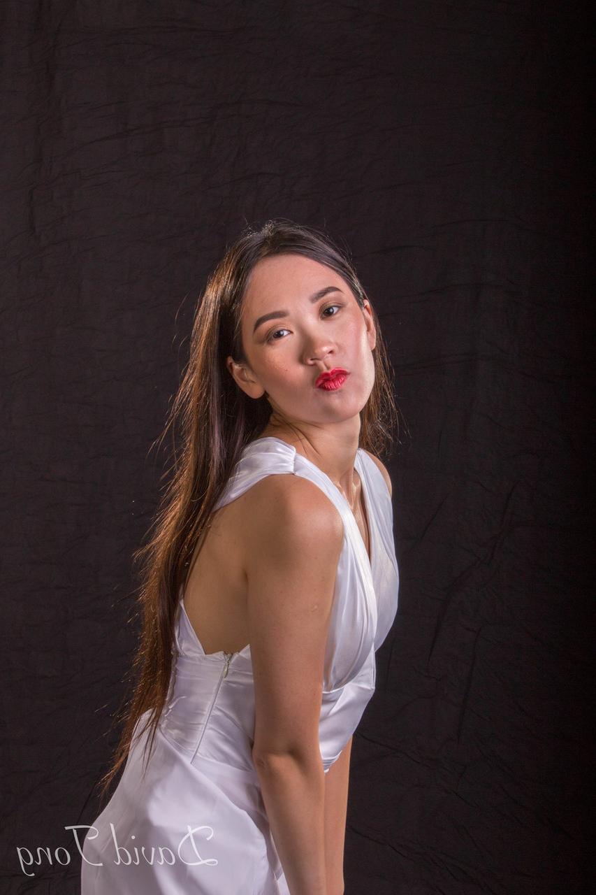 20P La ardiente asiática Tina posando en lencería y elegante vestido en solitario