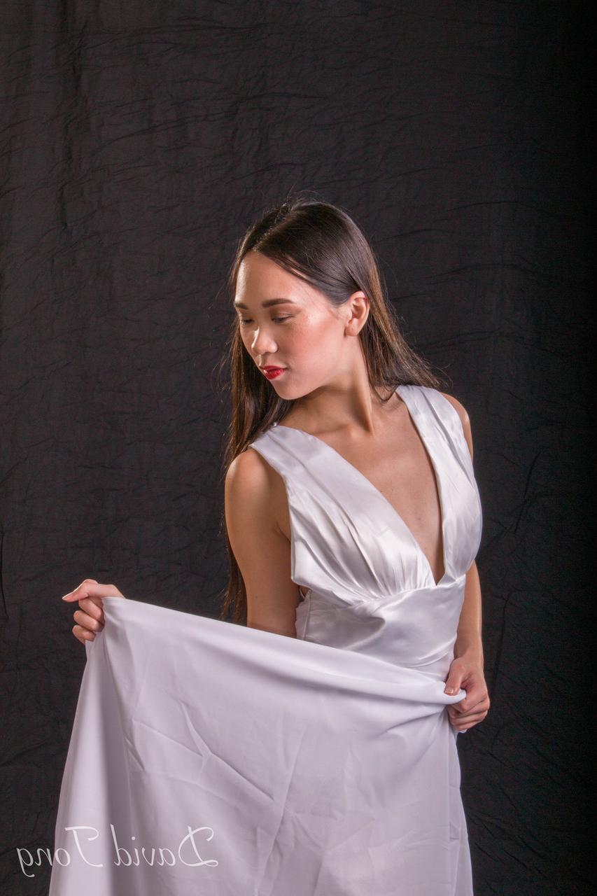 20P La ardiente asiática Tina posando en lencería y elegante vestido en solitario