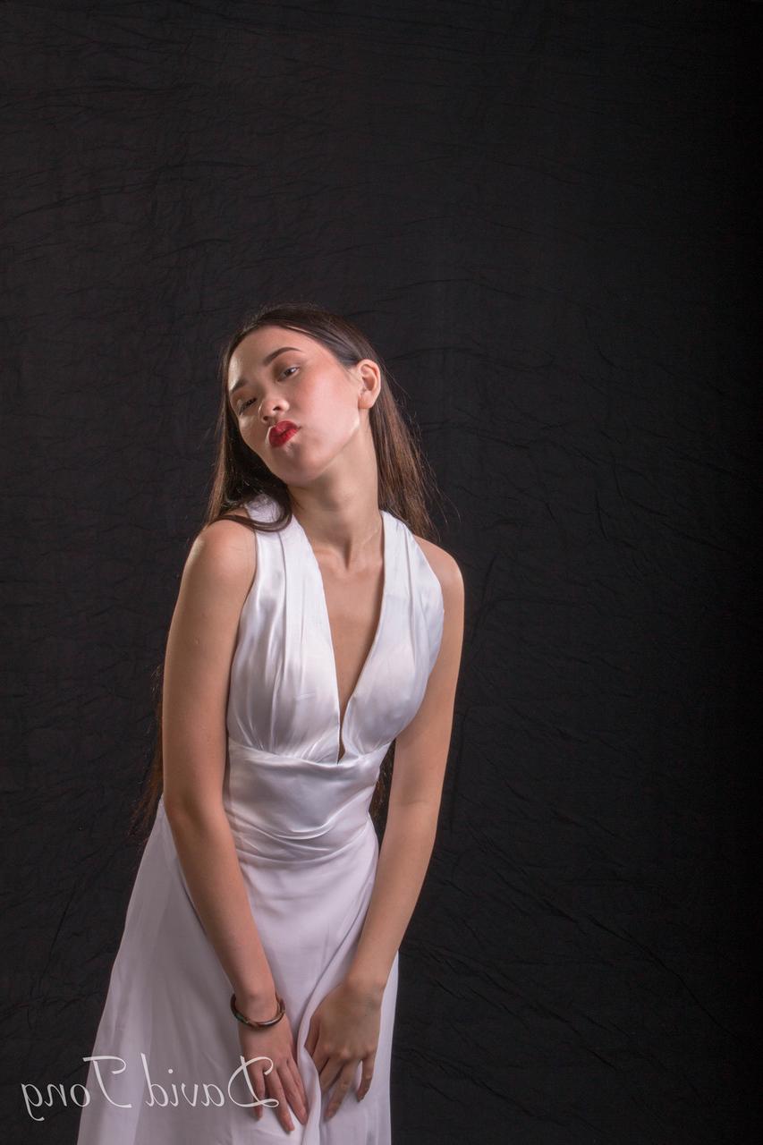 20P La ardiente asiática Tina posando en lencería y elegante vestido en solitario