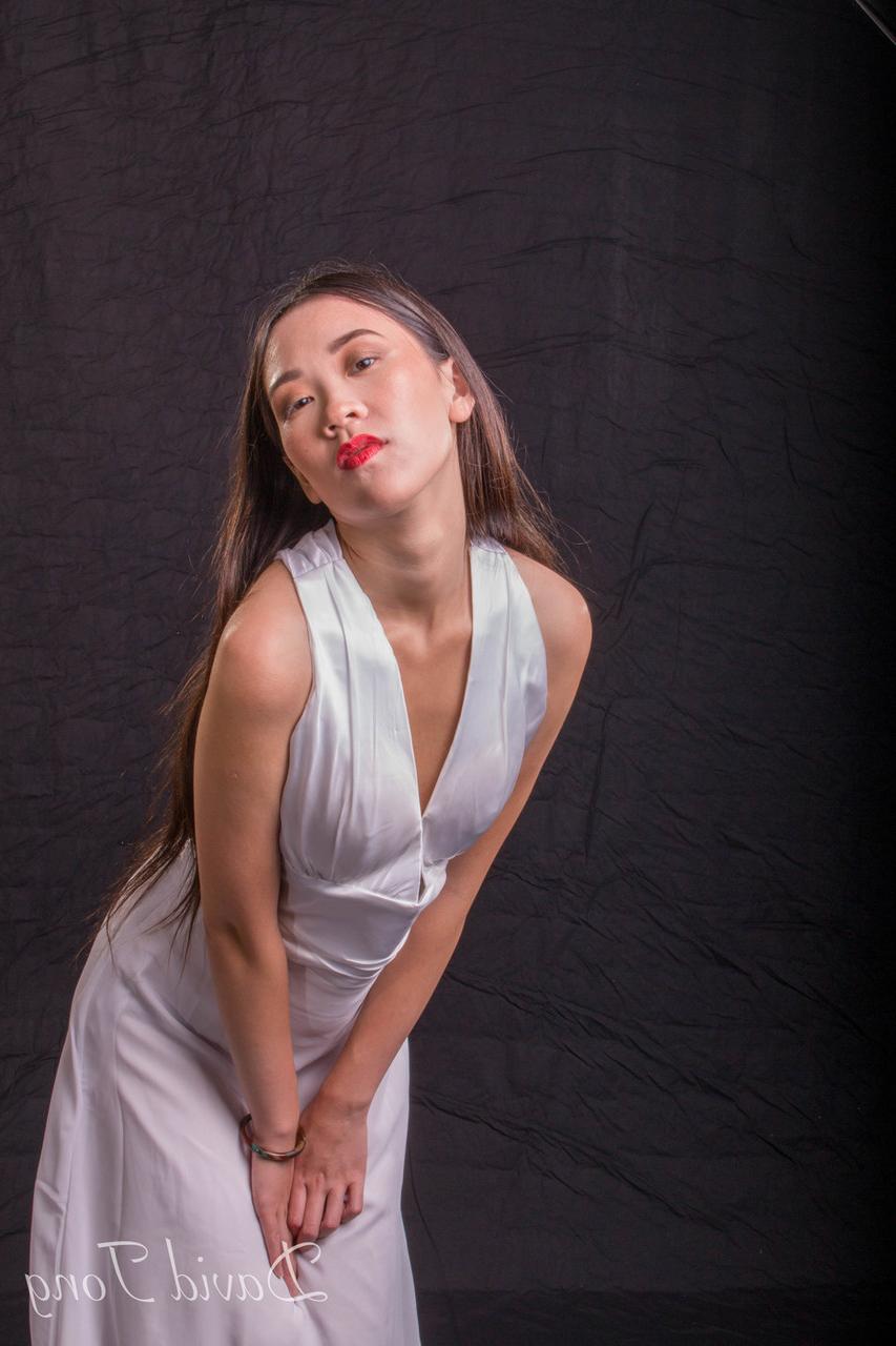 20P La ardiente asiática Tina posando en lencería y elegante vestido en solitario