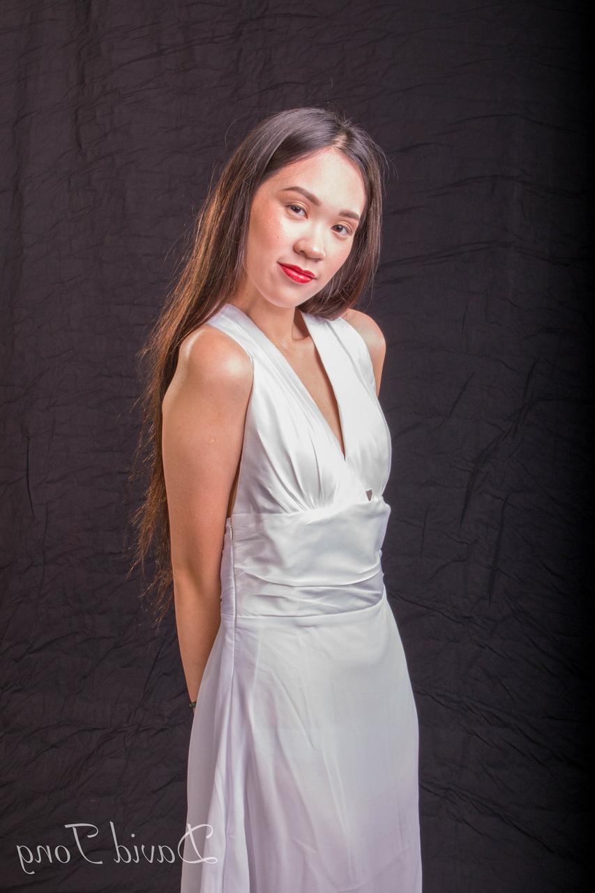 20P La ardiente asiática Tina posando en lencería y elegante vestido en solitario