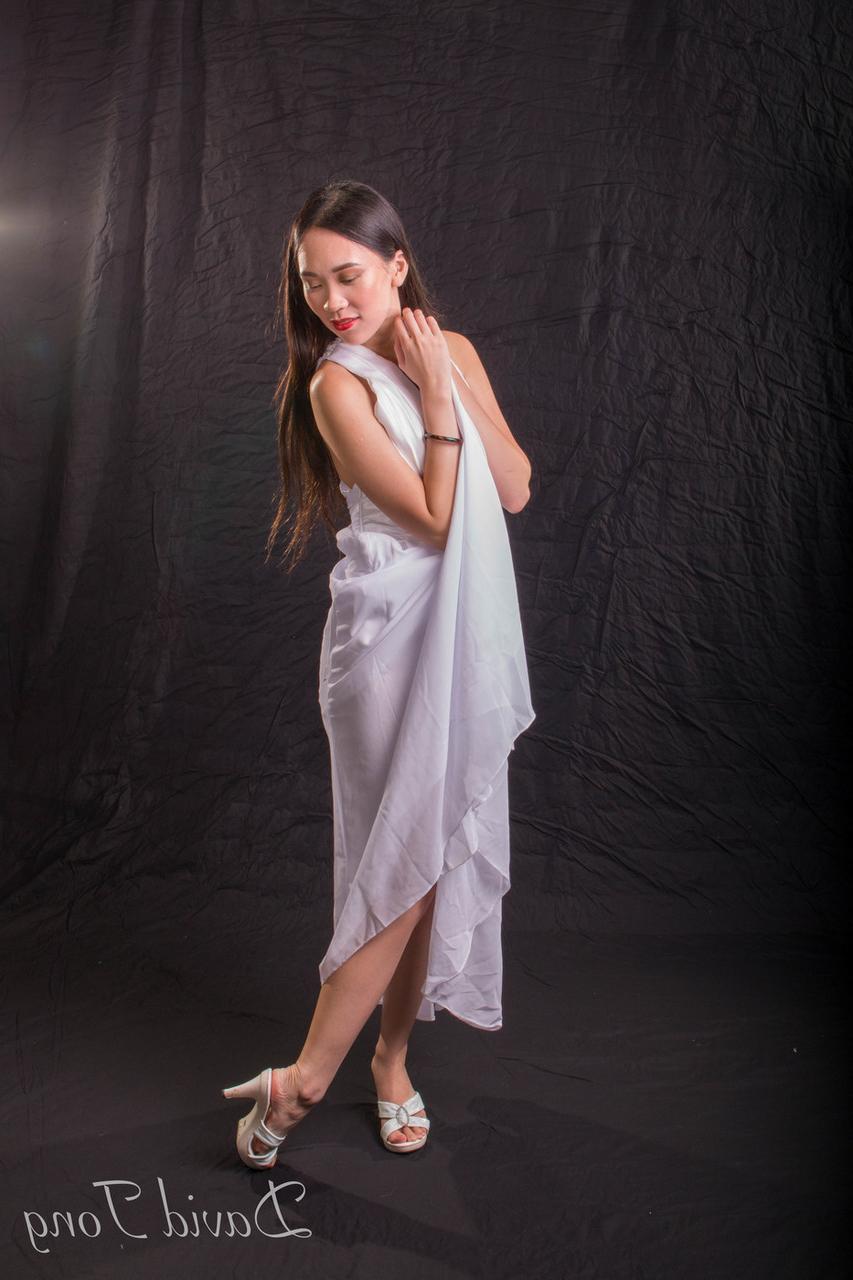 20P La ardiente asiática Tina posando en lencería y elegante vestido en solitario