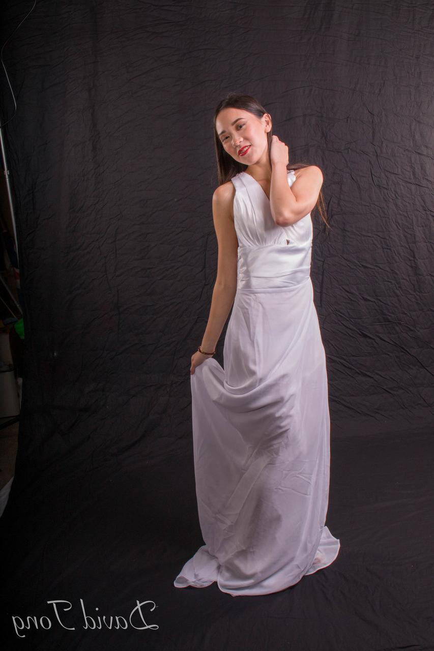 20P La ardiente asiática Tina posando en lencería y elegante vestido en solitario