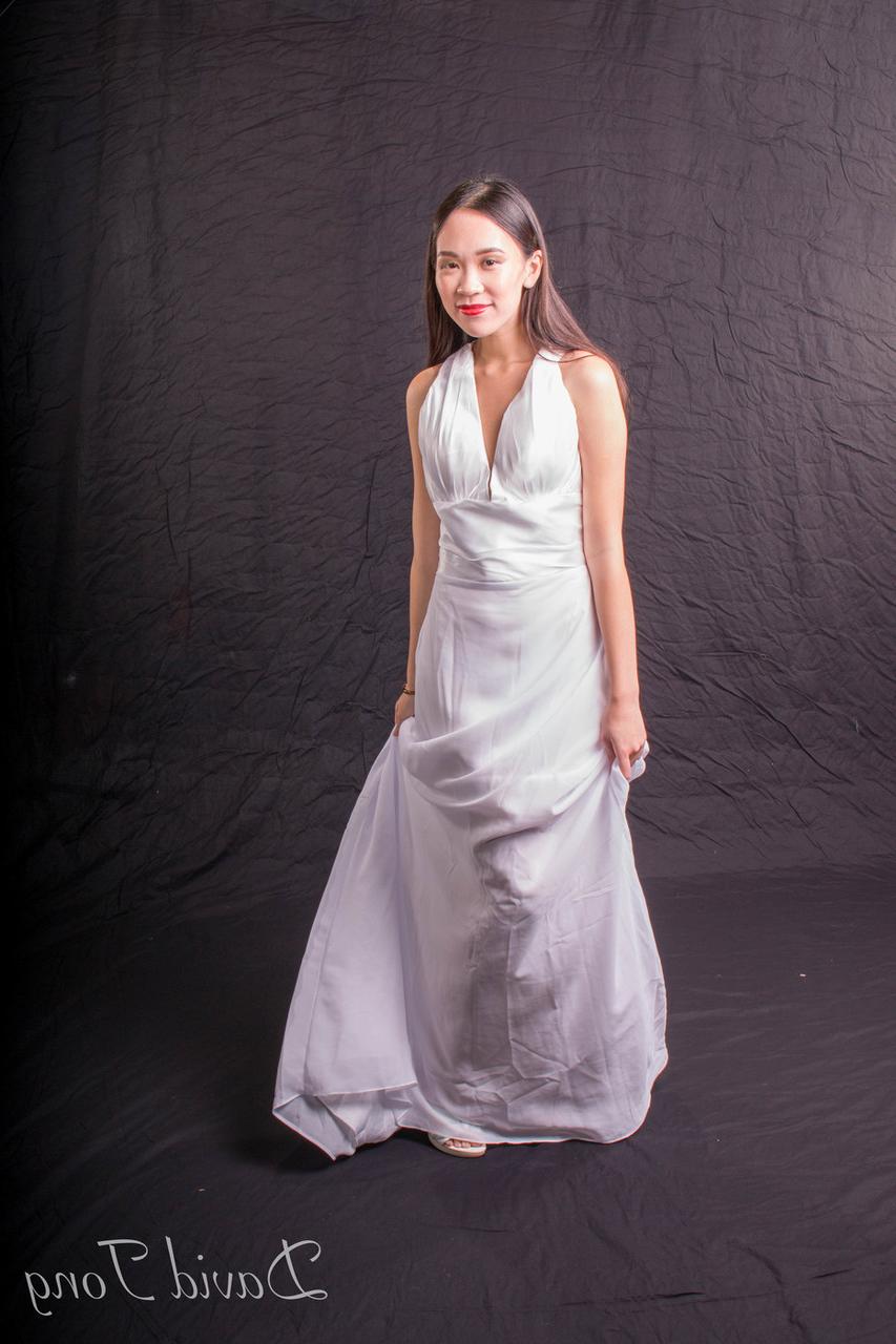 20P La ardiente asiática Tina posando en lencería y elegante vestido en solitario