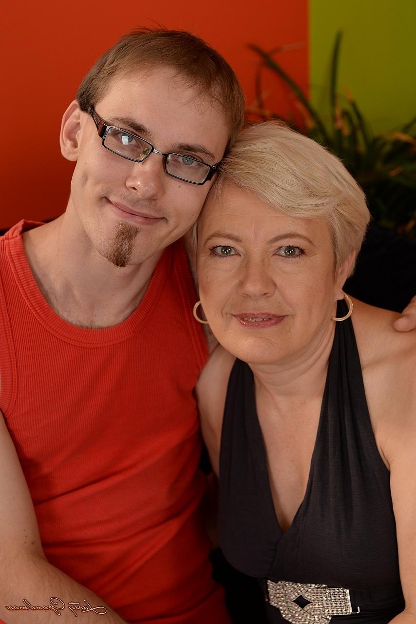 17P La abuela de pelo corto Ursula Grande chupa los juguetes de su chico y monta su polla dura