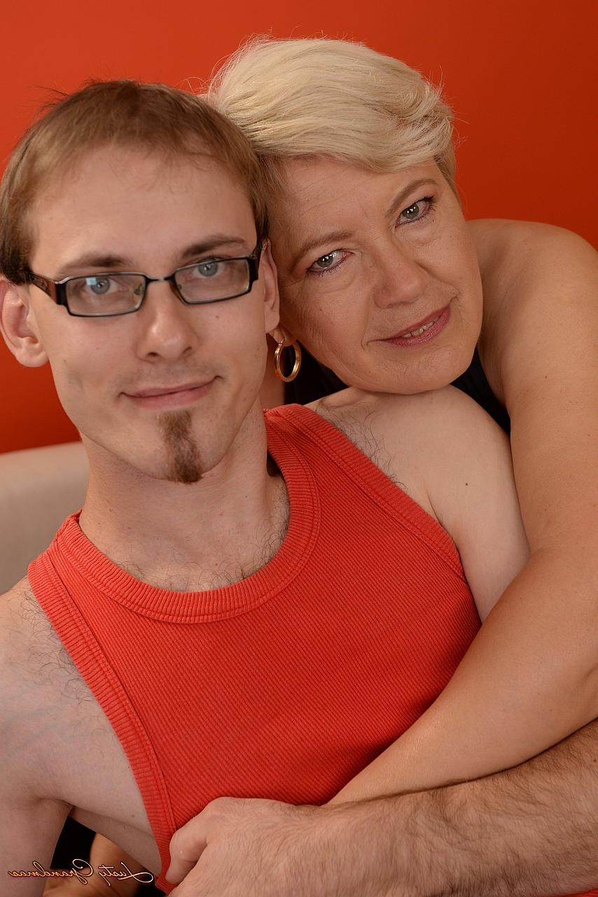 17P La abuela de pelo corto Ursula Grande chupa los juguetes de su chico y monta su polla dura