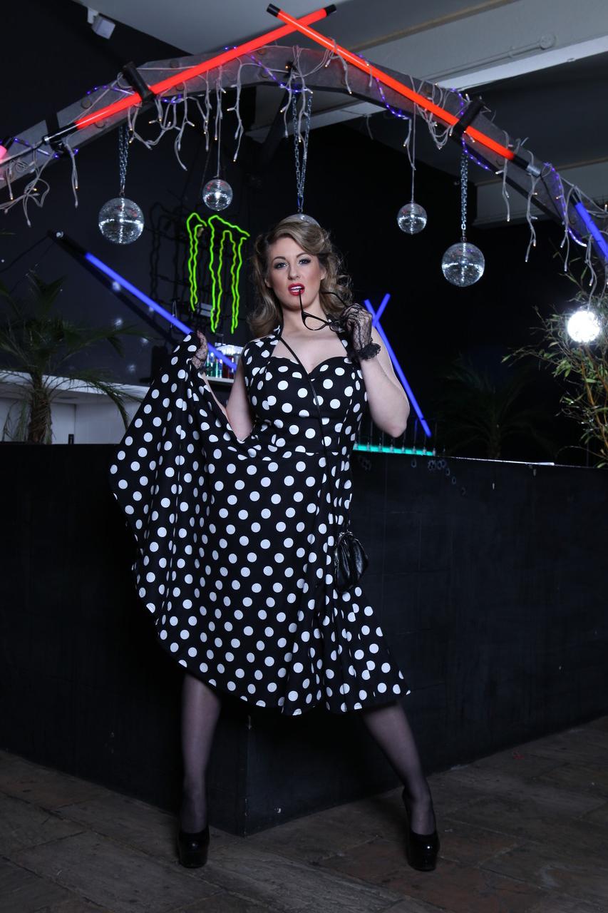 16P Le mannequin britannique Ashley Downs s'étouffe sur une bite lors d'un tournage porno hardcore.