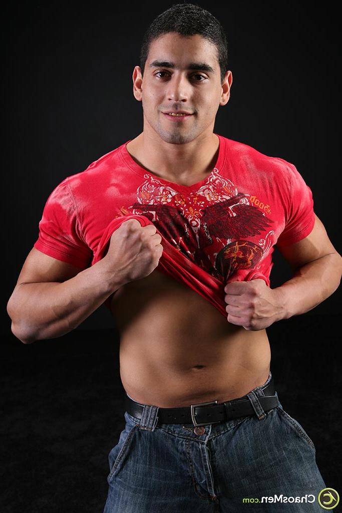 20P Forte modelo latino gay Antonio posando e se masturbando no chuveiro
