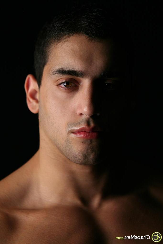 20P Forte modelo latino gay Antonio posando e se masturbando no chuveiro