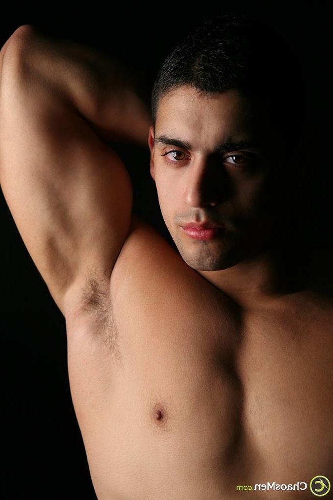 20P Forte modelo latino gay Antonio posando e se masturbando no chuveiro