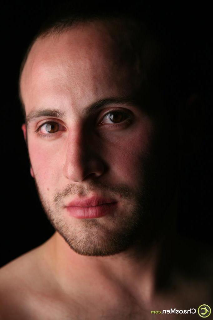 20P Der attraktive Hengst Gavin Walters präsentiert seinen athletischen nackten Körper und seinen haarigen Schwanz