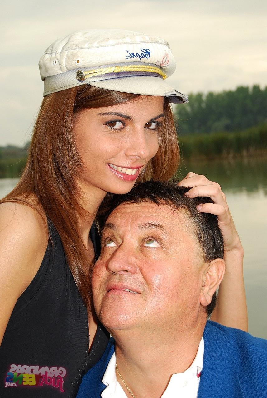 17P Le sexe avec des mecs plus âgés est ce que préfère cette jeune brune Betty Stylele.