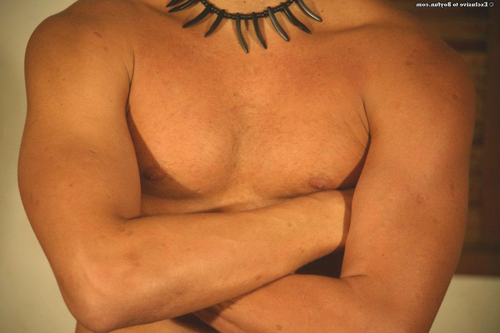 20P O gay gostoso de cabelos compridos Diego se despe e acaricia seu tesão duro como pedra