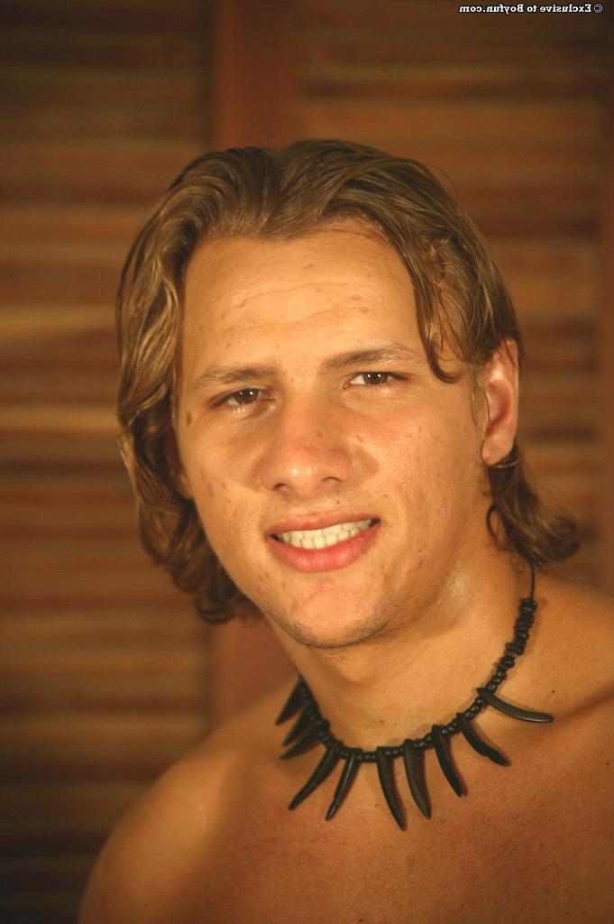 20P O gay gostoso de cabelos compridos Diego se despe e acaricia seu tesão duro como pedra