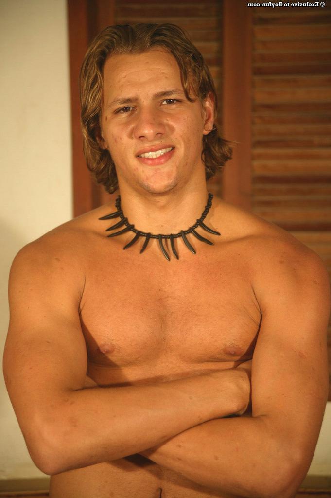 20P O gay gostoso de cabelos compridos Diego se despe e acaricia seu tesão duro como pedra